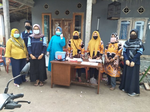 Foto bersama Bidan dan para Kader Kesehatan desa Munjul