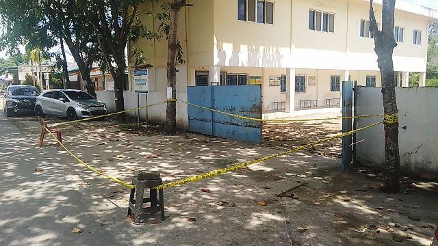 Lokasi penikaman ketua RT di Kaveling Bida Kabil dipasangi garis polisi. (Foto: Reza/batamnews)