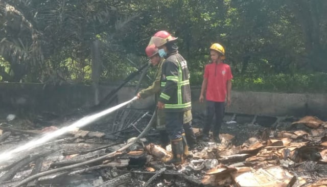 Tempat usaha penyimpanan helm di Medan terbakar. Foto: BPBD Medan