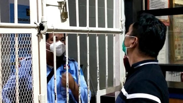 PERSITEGANGAN antara anggota Polisi dengan sipir penjara di Lapas Klas IIA Pekanbaru, Kamis sore (29/10/2020). Polisi hendak menangkap seorang napi diduga pengendali jaringan narkoba internasional. 