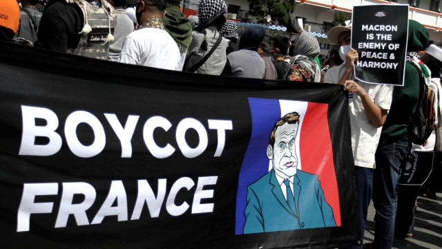 Pengunjuk rasa menunjukkan spanduk saat demonstrasi menentang Presiden Prancis Emmanuel Macron, di Yogyakarta, Jumat (30/10). Foto: Hendra Nurdiyansyah/ANTARA FOTO