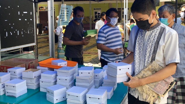 Masjid Nurul Jariyah, Perumahan Jambusari, membagikan nasi kotak kepada para jamaah, Candi Gebang, Jumat (30/10)