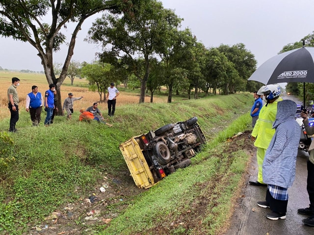 Suasana saat Tim Kampanye Cawabup Indramayu, dr Ratnawati menolong penumpang truk yang terguling di Desa Malangsemirang Kecamatan Jatibarang Indramayu. (Ciremaitoday)