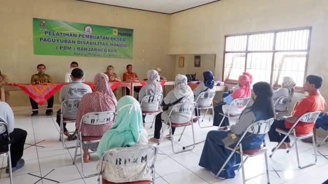Pelatihan Pembuatan Kesed Paguyuban Disabilitas Mandiri, Banjarnegara