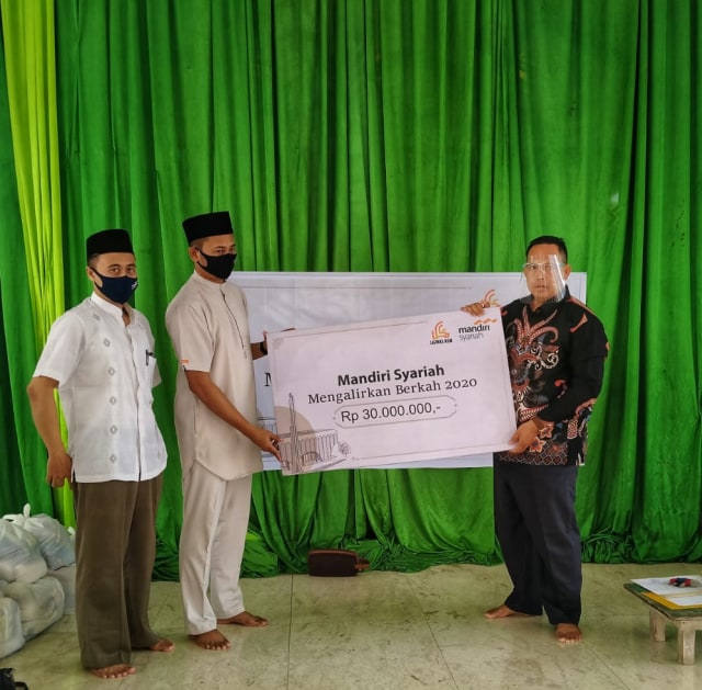 Bantuan diserahkan oleh Branch Manager Deni Dwi Arifendi kepada Ketua Tamir Masjid BesarAl-Baidho, H.Seopwani, S.Ag. Foto: Pia/InfoPBUN