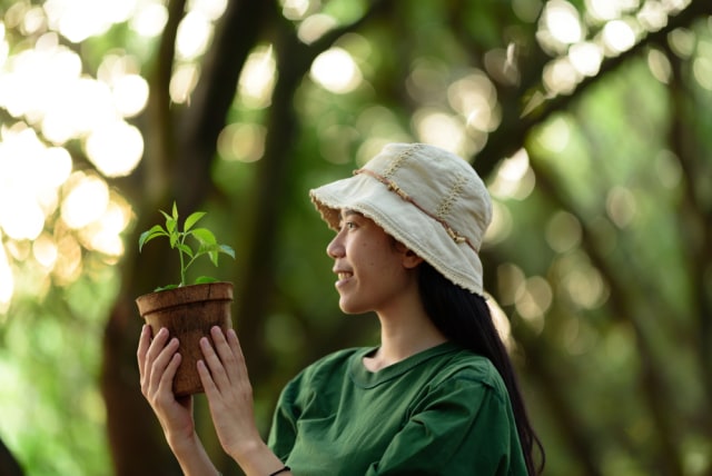 Perempuan, Pembangunan Berkelanjutan, dan Kelestarian Lingkungan (58156)
