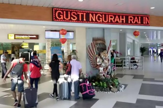 wisatawan domestik saat berada di Bandara Ngurah Rai, Bali - IST