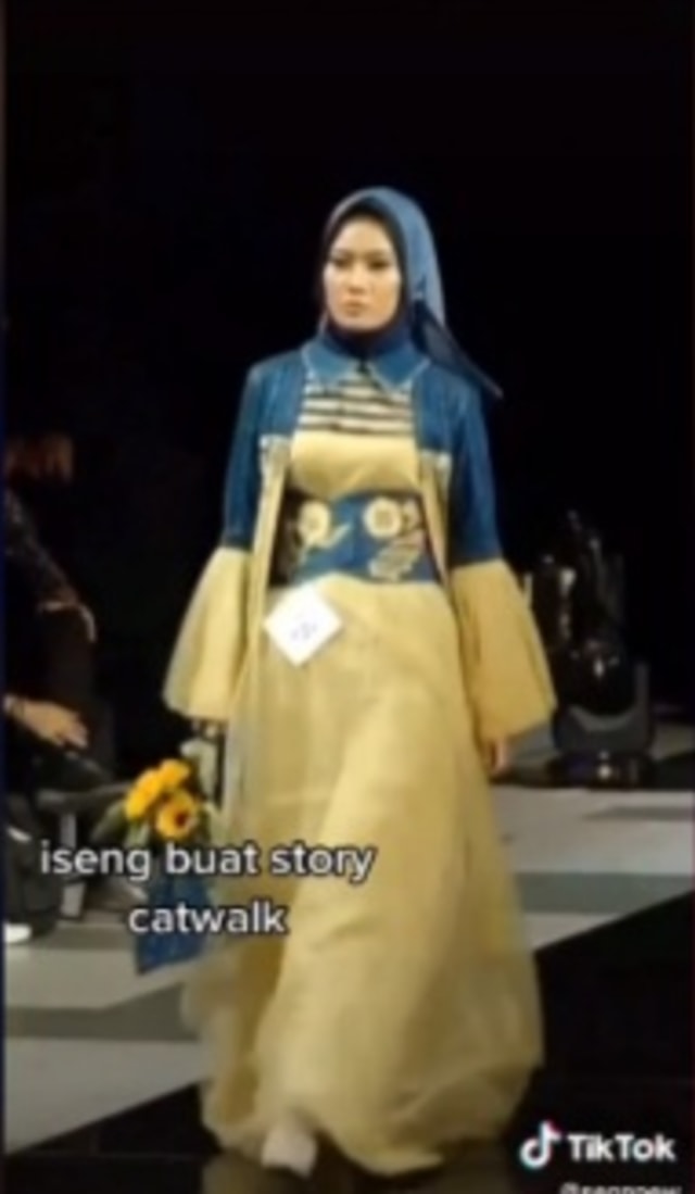 Viral mahasisiwi Unesa bernama Nur Farida jurusan teknik mesin namun doyan fashion show. (Foto: TikTok/@sennew)