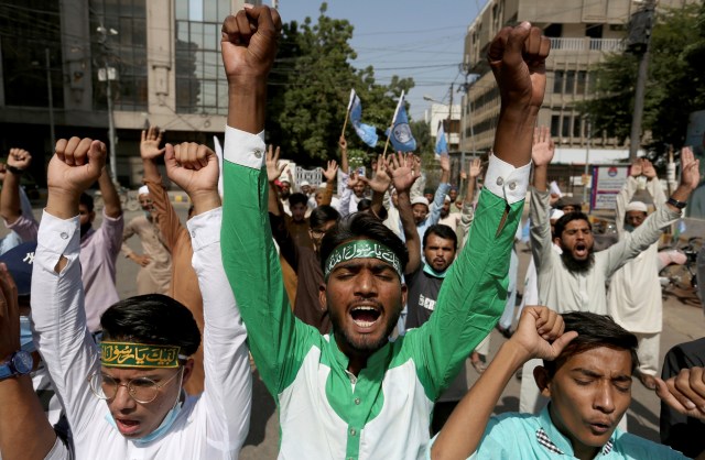 Pendukung Organisasi Mahasiswa Muslim saat protes terhadap Presiden Prancis dan menentang penerbitan karikatur Nabi Muhammad, di Karachi, Pakistan, Jumat (30/10). Foto: Fareed Khan/AP Photo