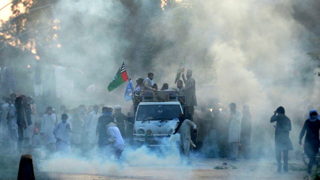 Polisi Pakistan menembakkan gas air mata untuk membubarkan pengunjuk rasa yang berbaris menuju Kedutaan Besar Prancis pada unjuk rasa menentang Presiden Prancis Emmanuel Macron, di Islamabad, Pakistan, Jumat (30/10). Foto: A.H. Chaudary/AP Photo
