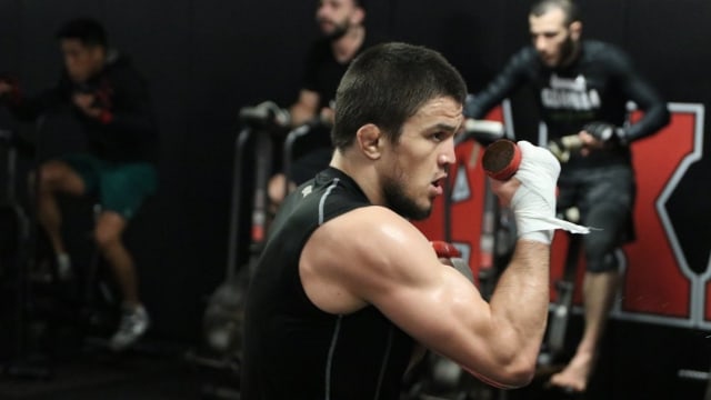 Nasib Lawan Terakhir Umar Nurmagomedov: Hidung Berdarah, Dicekik Pula (371263)