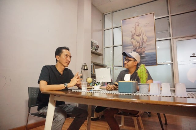 Fetto Prawira Negara saat berbagi kisahnya mendirikan brand clothing lokal asal Lampung, Oraqle | Foto: Syahwa Roza Hariqo