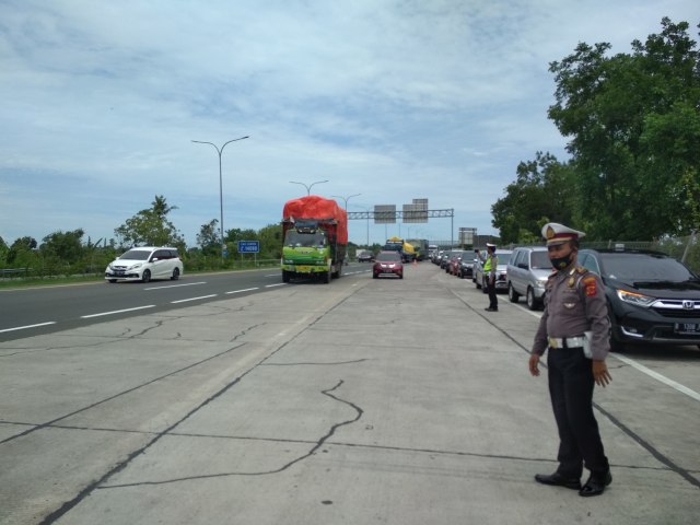 Petugas gabungan memberlakukan rekayasa lalu lintas khusus angkutan barang golongan tiga hingga lima di pintu keluar Tol Palimanan 4 untuk mengantisipasi kemacetan di tol cipali Cirebon. (Andri)