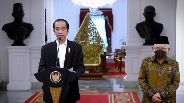 Presiden Joko Widodo didampingi Wapres Ma'ruf Amin menyampaikan pernyataan pers di Istana Merdeka, Jakarta, Sabtu (31/10). Foto: Biro Pers Setpres/handout ANTARA FOTO