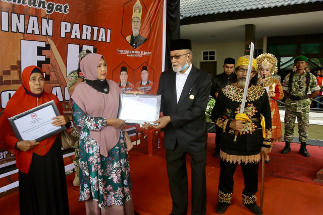 Teungku Malik Mahmud Al-Haythar (keulhee rhot wie) bak acara Duek Pakat Pimpinan Perte Aceh di Meulaboh. Foto: Abdul Hadi/acehkini 