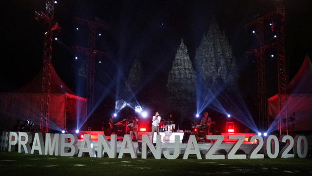 Band Fourtwnty tampil saat Prambanan Jazz 2020 bertajuk "New Hope New Experience" di Candi Prambanan, Sleman, Yogyakarta, Sabtu (31/10). Foto: Andreas Fitri Atmoko/ANTARA FOTO