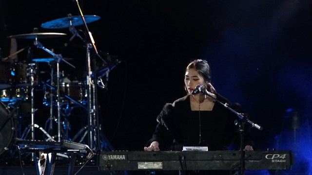Musisi Indinesia Isyana Saraswati tampil saat konser. Foto: Andreas Fitri Atmoko/ANTARA FOTO