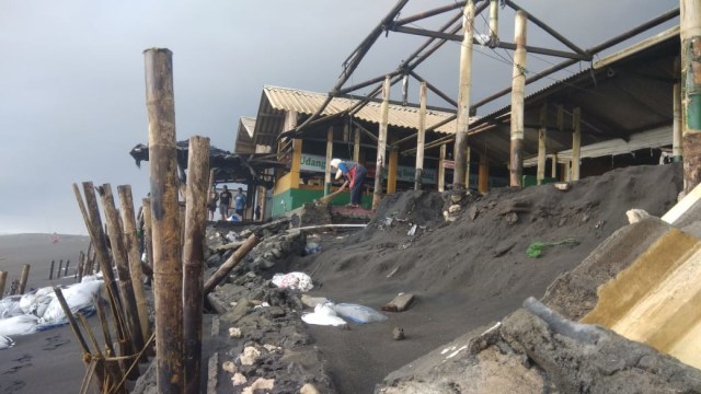 Kondisi rumah makan di Pantai Depok yang alami abrasi dan dihantam gelombang tinggi, Sabtu (31/10/2020). Foto: Erfanto/Tugu Jogja.