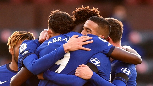 Pemain Chelsea berselebrasi pada pertandingan Liga Premier Burnley vs Chelsea di Stadion Turf Moor, Burnley, Inggris, Sabtu (31/10). Foto: Pool via REUTERS/Oli Scarff 