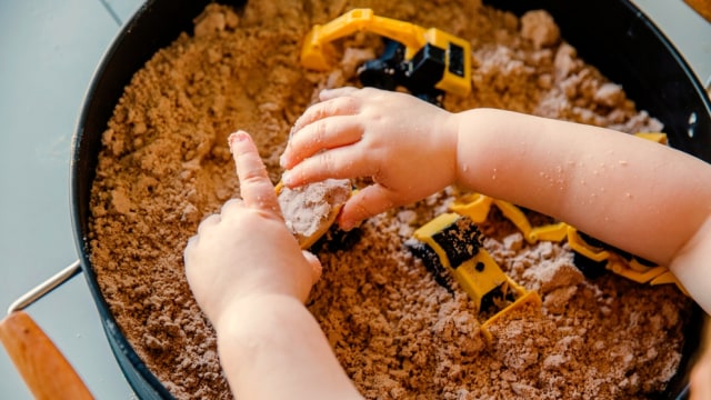 Manfaat Main Sensory Bin untuk Bayi dan Balita (50873)