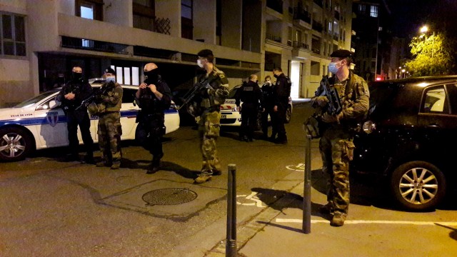Polisi berjaga di lokasi penembakan di Lyon, Prancis. Foto: Cecile Mantovani/Reuters