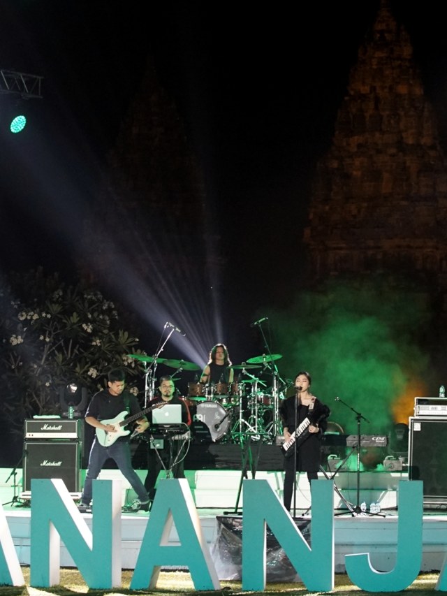 Musisi Isyana Saraswati (kedua kanan) tampil saat Prambanan Jazz 2020 bertajuk "New Hope New Experience" di Candi Prambanan, Sleman, Yogyakarta, Sabtu (31/10). Foto: Andreas Fitri Atmoko/Antara Foto