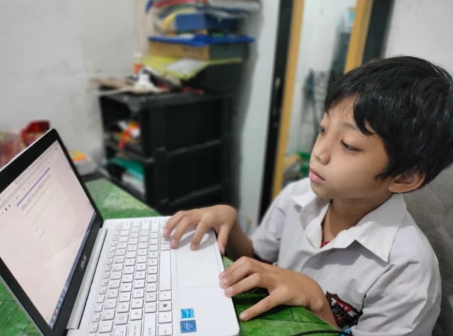 Potret Seorang Siswa Sedang Belajar Daring