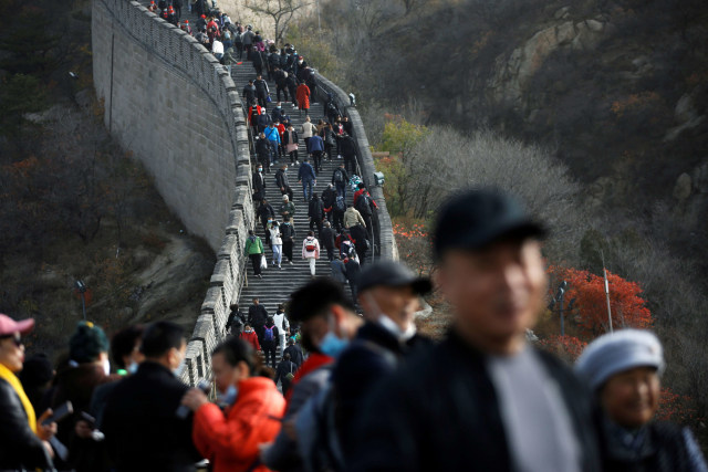 Suasana saat pengunjung memadati bagian Badaling dari Tembok Besar China di Beijing, Sabtu (31/10). Foto: Tingshu Wang/Reuters