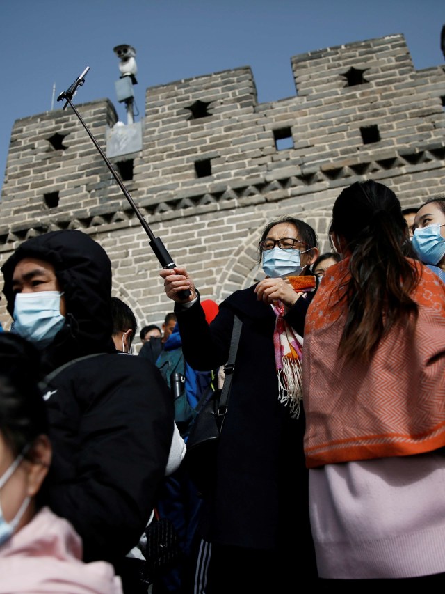Wisatawan berfoto di Tembok Besar China di Beijing, Sabtu (31/10). Foto: Tingshu Wang/Reuters