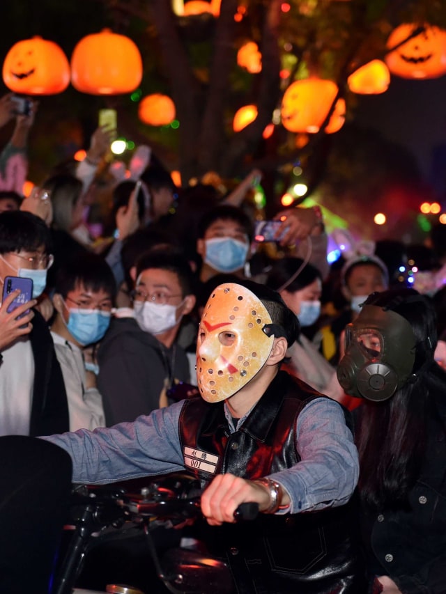 Parade Halloween di taman hiburan di Wuhan, Hubei, China, Sabtu (31/10). Foto: Stringer/Reuters