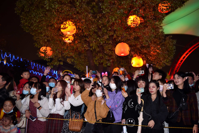 Masyarakat menonton parade Halloween di taman hiburan di Wuhan, Hubei, China, Sabtu (31/10). Foto: Stringer/Reuters