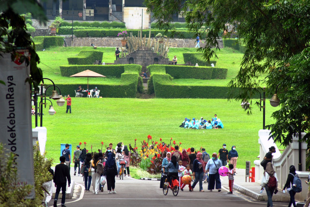 Sejumlah pengunjung berwisata di kawasan Kebun Raya Bogor, Jawa Barat, Minggu (1/11).  Foto: Arif Firmansyah/ANTARA FOTO