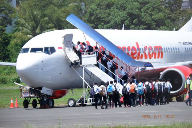 Casis Caba OAP Saat Naik ke Pesawat. Foto Istimewa