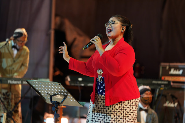 Aksi panggung Orkes Sinten Remen feat. Endah Laras di Prambanan Jazz 2020. Foto: Twitter/PrambananJazz