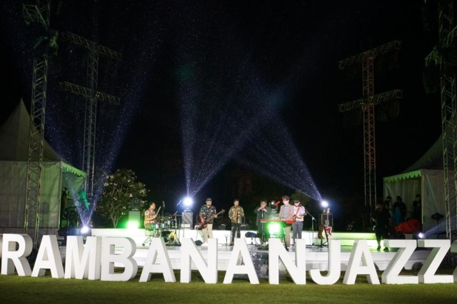 Sempat Terpeleset, Ardhito Pramono Tetap Asyik Hibur Penonton Prambanan Jazz (355290)