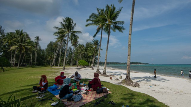 Sejumlah wisatawan bercengkerama di Pantai Teluk Lagoi, Bintan, Kepulauan Riau, Minggu (1/11/2020).  Foto: Aditya Pradana Putra/ANTARA FOTO