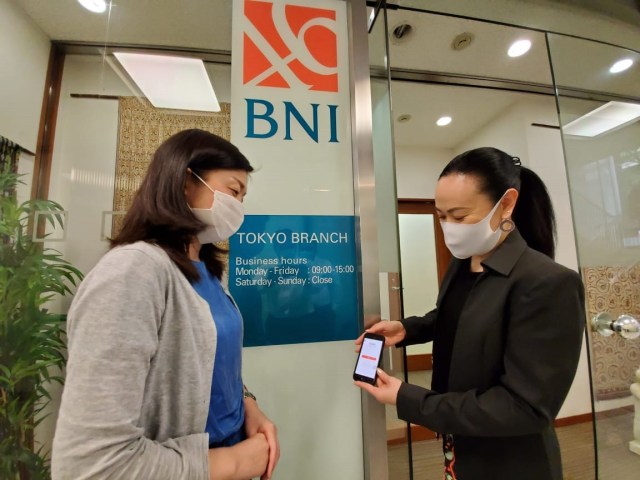 Pegawai sedang menjelaskan fitur-fitur yang terdapat pada aplikasi BNI Mobile Banking di Kantor Cabang Luar Negeri BNI Tokyo. Foto: Bank BNI