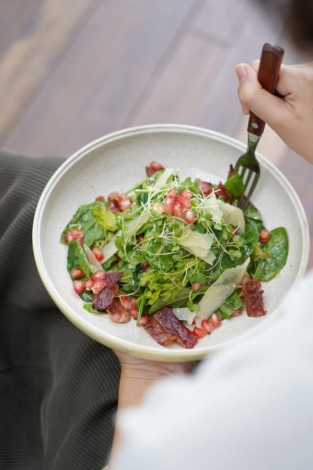 Ilustrasi sajian salad dengan microgreens Foto: Dok.Greens