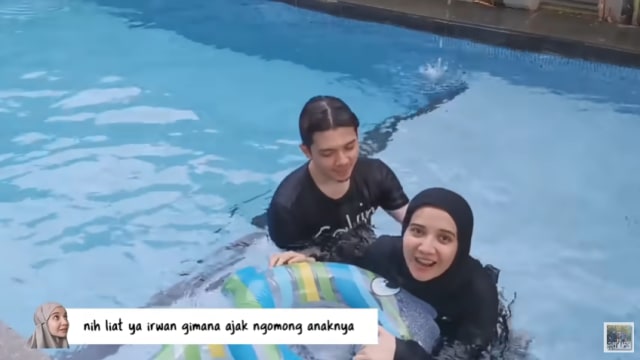 Irwansyah dan Zaskia Sungkar ajak ngobrol anak. Foto: Youtube The Sungkars Family