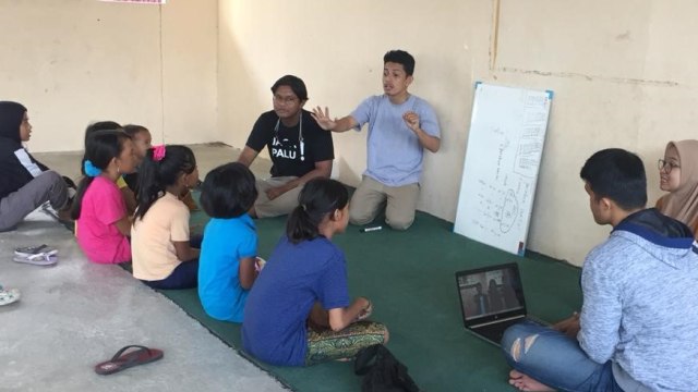 Tahap uji coba pembelajaran sekolah alam pertama di Palu yang dilangsungkan di Huntara Kecamatan Taweli, Kota Palu, Minggu (1/11). Foto: Istimewa