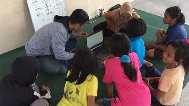 Tahap uji coba pembelajaran sekolah alam pertama di Palu yang dilangsungkan di Huntara Kecamatan Taweli, Kota Palu, Minggu (1/11). Foto: Istimewa