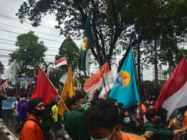 Demonstrasi tolak omnibus law yang dilakukan mahasiswa di Jambi. Foto: Yovy Hasendra
