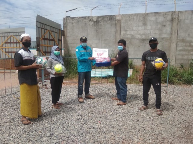 Penyerahan bantuan Program CSR PT WHW diserahkan oleh Manajemen PT WHW ke Kepala Dusun Sungai Tengar. Foto: Dok. PT WHW