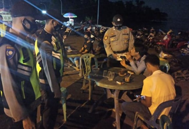 Personel Polsek Daik Lingga menyambangi warga yang tengah bersantai di Taman Tanjung Buton (Foto:ist)