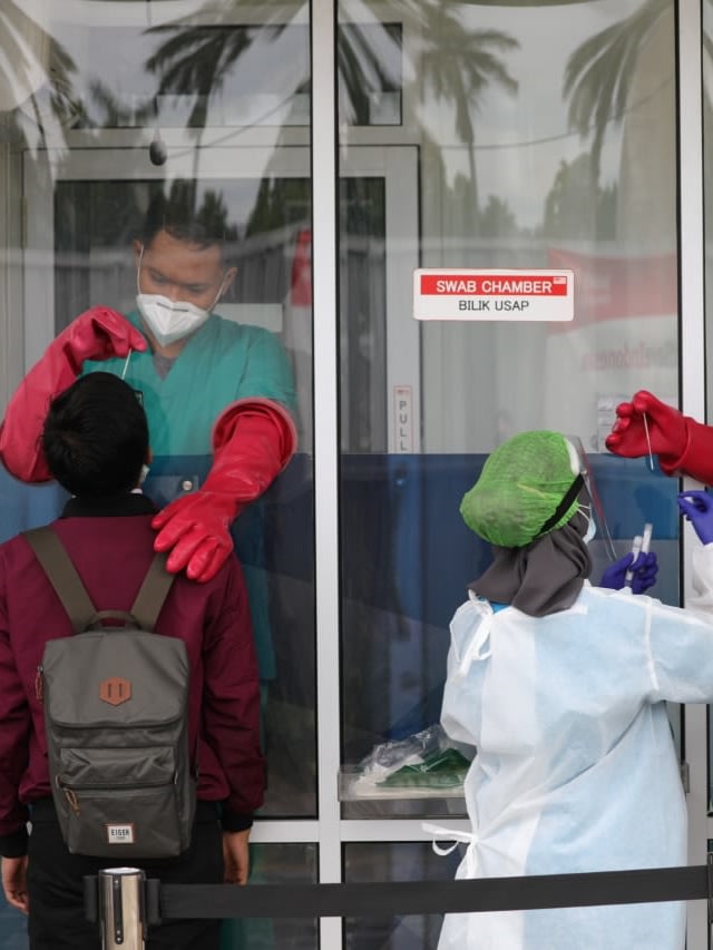 Proses pengecekan PCR di GSI Lab. Foto: Aditia Noviansyah/kumparan