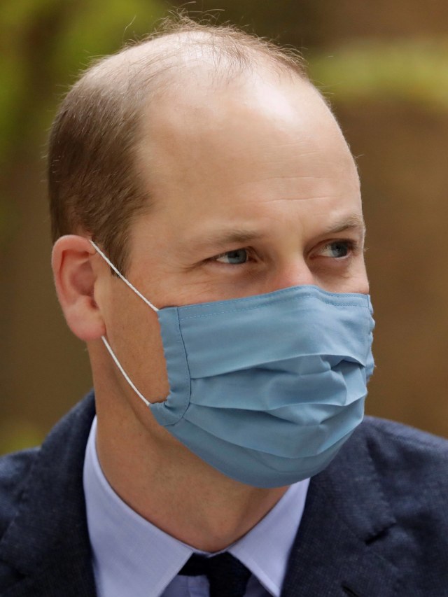 Pangeran William pakai masker. Foto: Matt Dunham/AFP