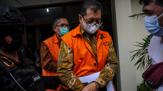 Terdakwa kasus korupsi kegiatan penjualan dan pemasaran pada PT Dirgantara Indonesia (PTDI) Tahun 2007-2017 Budi Santoso (kiri) dan Irzal Rinaldi (kanan) usai menjalani sidang perdana di Pengadilan Tipikor, Bandung. Foto: Raisan Al Farisi/Antara Foto