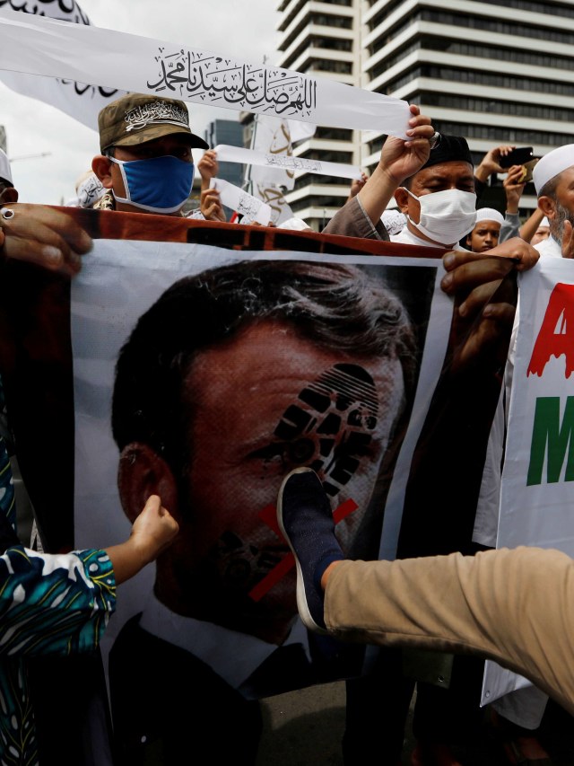 Massa FPI saat protes terhadap komentar Presiden Prancis Emmanuel Macron di depan Kedutaan Besar Prancis di Jakarta, Senin (2/11). Foto: Willy Kurniawan/Reuters