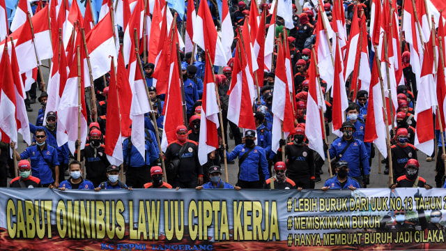 Massa aksi dari berbagai elemen buruh berunjuk rasa di Jalan Medan Merdeka Barat, Jakarta, Senin (2/11).  Foto: M Risyal Hidayat/ANTARA FOTO