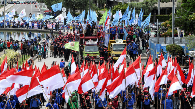Massa aksi dari berbagai elemen buruh berunjuk rasa di Jalan Medan Merdeka Barat, Jakarta, Senin (2/11).  Foto: M Risyal Hidayat/ANTARA FOTO